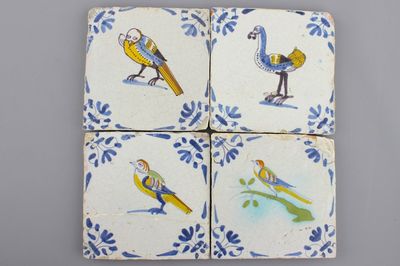 Lot de 4 carreaux en faïence polychrome de Delft, décor oiseau, 17e