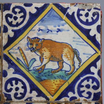 Lot de 4 carreaux en majolique hollandaise, décors d'animaux: un éléphant, chat ou tigre, ours et chien, env. 1600