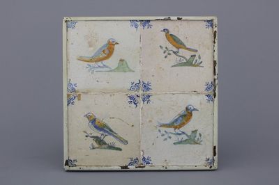 Lot de 4 carreaux encadrés en faïence polychrome de Delft, décor oiseaux, 17e