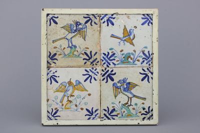 Lot de 4 carreaux encadrés en faïence polychrome de Delft, décor oiseaux, 17e