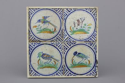 Lot de 4 carreaux encadrés en faïence polychrome de Delft, décor ours et oiseaux, 17e