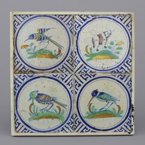 Lot de 4 carreaux encadrés en faïence polychrome de Delft, décor ours et oiseaux, 17e — photo 1