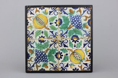 Lot de 4 carreaux encadrés en faïence polychrome de Delft, décor raisins et grenades, 17e