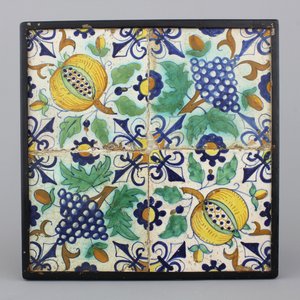 Lot de 4 carreaux encadrés en faïence polychrome de Delft, décor raisins et grenades, 17e — photo 1
