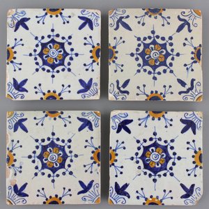 Lot de 4 petites carreaux en faïence de Delft, 17e — photo 1