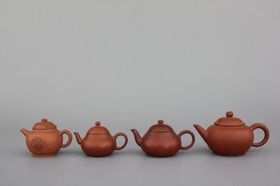 Lot de 4 petites théières chinoises Yixing, fin Qing/20e