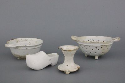 Lot de 4 pièces en faïence blanche de Delft, 18e-19e