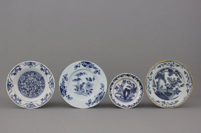 Lot de 4 plats différents en faïence de Delft, bleu et blanc, 18e