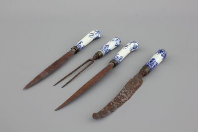 Lot de 4 poignées de couteaux et fourchettes en faïence douce française, bleu et blanc, Saint-Cloud, 18e