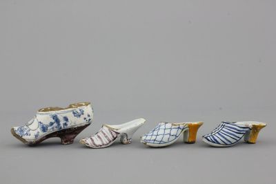 Lot de 4 souliers miniatures en faïence de Delft, bleu blanc et manganèse, 18e