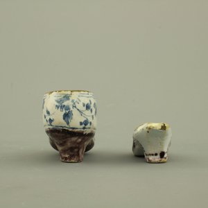 Lot de 4 souliers miniatures en faïence de Delft, bleu blanc et manganèse, 18e — photo 11