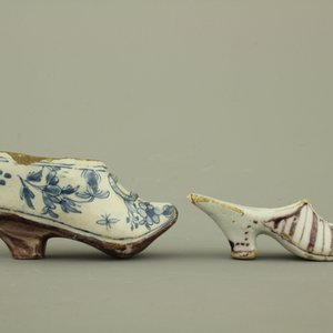 Lot de 4 souliers miniatures en faïence de Delft, bleu blanc et manganèse, 18e — photo 12