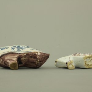 Lot de 4 souliers miniatures en faïence de Delft, bleu blanc et manganèse, 18e — photo 14