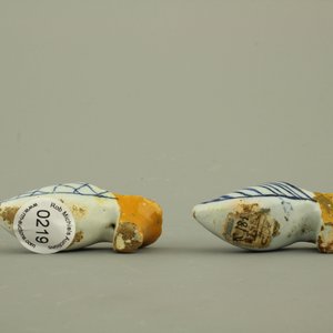 Lot de 4 souliers miniatures en faïence de Delft, bleu blanc et manganèse, 18e — photo 8