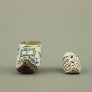 Lot de 4 souliers miniatures en faïence de Delft, bleu blanc et manganèse, 18e — photo 9