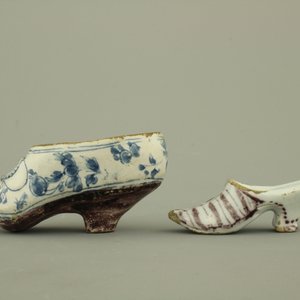 Lot de 4 souliers miniatures en faïence de Delft, bleu blanc et manganèse, 18e — photo 10