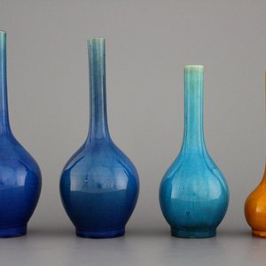 Lot de 4 vases de forme bouteille polychrome d'Awaji, Japon, 19e — photo 1