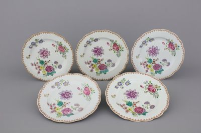 Lot de 5 assiettes en porcelaine de Chine à décor floral, 18e