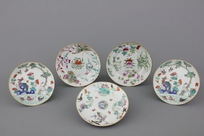 Lot de 5 assiettes en porcelaine de Chine à décors divers, famille rose, 19e