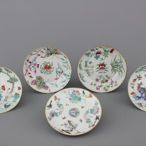 Lot de 5 assiettes en porcelaine de Chine à décors divers, famille rose, 19e — photo 1
