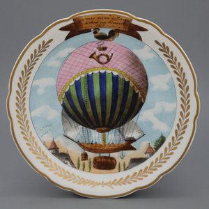 Lot de 5 assiettes en porcelaine de Sèvres, décor montgolfière, 19e — photo 1