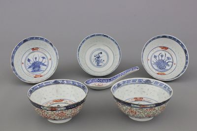 Lot de 5 bols à riz doucai et une cuillère en porcelaine de Chine, 19e-20e