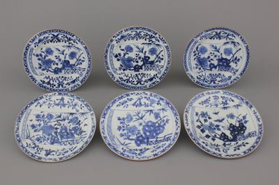 Lot de 6 assiettes en porcelaine de Chine, bleu et blanc à décor de fleurs sur 'rouleau de parchemin', 18e
