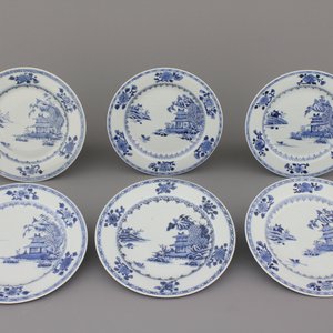 Lot de 6 assiettes en porcelaine de Chine, bleu et blanc, à décor de paysage, 18e — photo 1