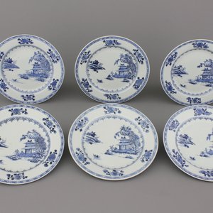 Lot de 6 assiettes en porcelaine de Chine, bleu et blanc, à décor de paysage, 18e — photo 1