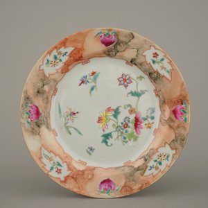 Lot de 6 assiettes en porcelaine de Chine pour l'export avec bords en faux-marbre, 18e — photo 2