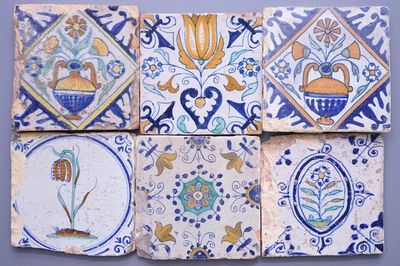 Lot de 6 carreaux différents en faïence polychrome de Delft, 17e