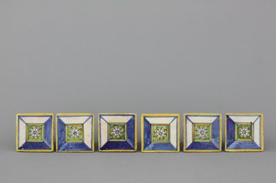 Lot de 6 carreaux espagnols décoratifs polychrome, 17e