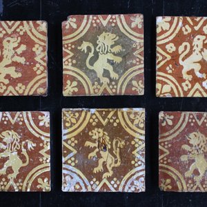 Lot de 6 carreaux post-médiéval en terre glaise, France-Flandres, décor lions rampants, 17e-18e — photo 1
