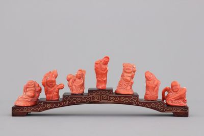 Lot de 7 figures d'Immortels en corail rouge avec support, Chine, 19e-20e