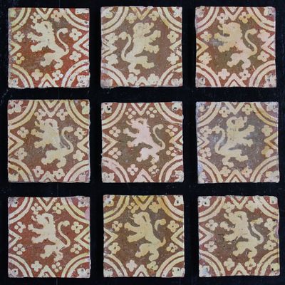 Lot de 9 carreaux post-médiéval en terre glaise, France-Flandre, décor lions rampants, 17e-18e