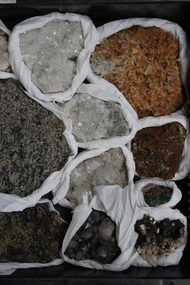 Lot de divers minéraux et pierres sémi-précieuses