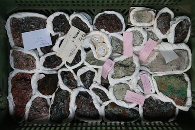 Lot de divers minéraux et pierres sémi-précieuses
