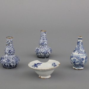 Lot de vases miniatures et d'un plat à barbe en faïence de Delft, bleu et blanc, 18e — photo 1