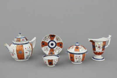 Lot d'objets d'un service à thé en porcelaine de Chine, 18e
