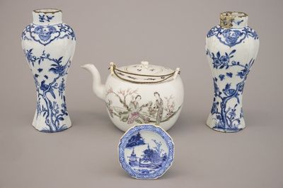 Lot d'objets en porcelaine de Chine: salière, théière et paire de vases, 18e-19e