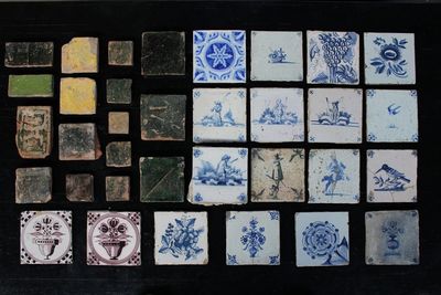 Lot mélangé de 34 carreaux contenant des carreaux en faïence de Delft bleu et blanc du 17e et 18e, et des carreaux de sol flamands plus anciens