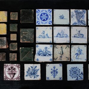 Lot mélangé de 34 carreaux contenant des carreaux en faïence de Delft bleu et blanc du 17e et 18e, et des carreaux de sol flamands plus anciens — photo 1