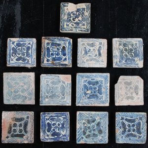 Lot van 13 blauw en witte Manises tegels, 15e eeuw — foto 1