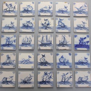 Lot van 25 blauw en witte Delftse tegels met zeewezens en schepen, 18e eeuw — foto 1