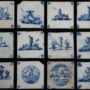 Lot van 27 blauw en witte Delftse tegels, met verschillende afbeeldingen, 18e-19e eeuw — foto 1