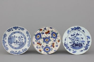 Lot van 3 blauw en witte en polychrome Delftse borden, 18e eeuw