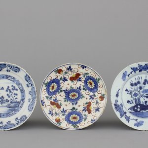 Lot van 3 blauw en witte en polychrome Delftse borden, 18e eeuw — foto 1