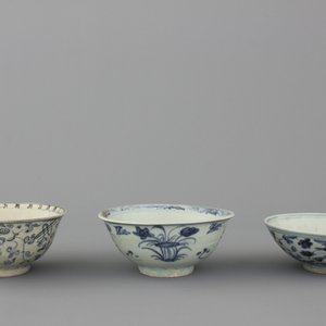 Lot van 3 blauw en witte kommen in Chinees porselein, Ming-dynastie — foto 1