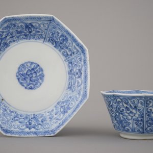 Lot van 3 blauw en witte kopjes en schoteltjes in Chinees porselein, Kangxi — foto 13
