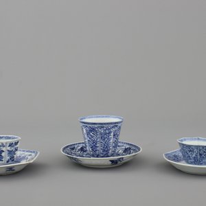 Lot van 3 blauw en witte kopjes en schoteltjes in Chinees porselein, Kangxi — foto 2